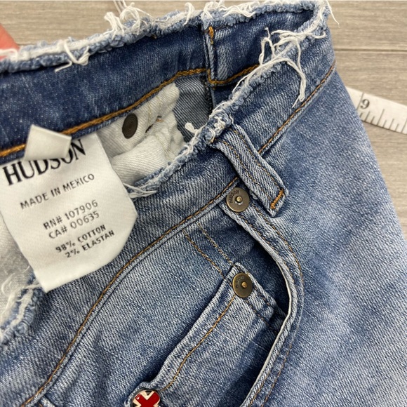 Hudson Tori Slouch Light Wash Denim Cut Off Denim Jean Shorts in Kens Size 26 - Picture 9 of 16